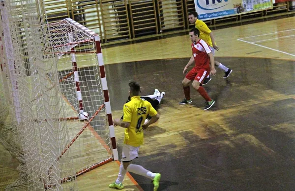 Visoko prednost Oplasta je na koncu nekoliko ublažil  Puntarjev Gregor Kos (v ozadju). 