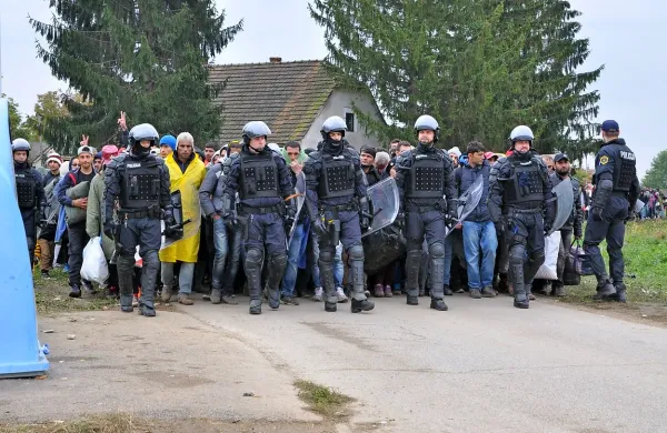 Hrvaški notranji minister Ranko Ostojić je danes ponudil 
Sloveniji pomoč hrvaških policistov pri nadzoru meje v času 
begunske krize, kot tudi pomoč v šotorih in drugi opremi za 
namestitev beguncev.