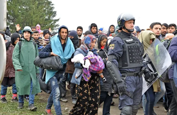 Policisti te dni ne opravljajo le dela, za katero  so plačani, pač pa tudi humano pomagajo zlasti izmučenim otrokom.  