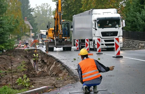 V Materiji   vzdolž državne ceste Krvavi Potok-Starod po fazah 
gradijo pločnik.  V prvi fazi, ki jo bodo zaključili konec tega 
meseca,  bodo  zgradili približno  300 metrov pločnika.