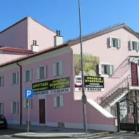 V Sežani so še naprodaj  obnovljena stanovanja v nekdanjem hotelu Triglav (sedaj Kraški 
biser). Lastnik pravi, da nekaj zanimanja je, tudi pri tujcih.
