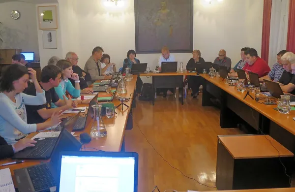 Svetniki občine so na svoji sedmi seji delovali kot prerojeni in 
nemo pritrjevanje odločitvam nadomestili z vsebinsko razpravo. 