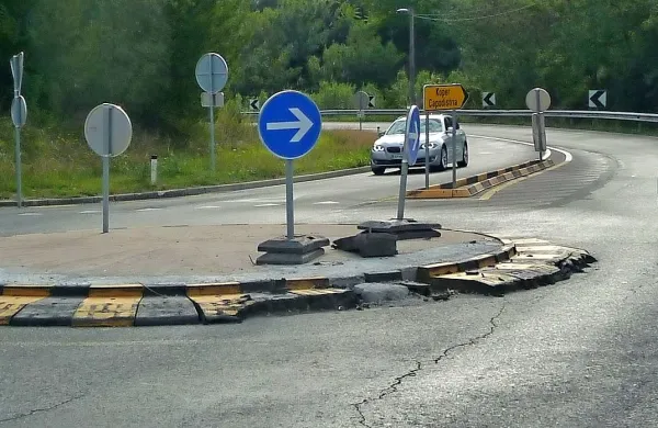 Direkcija RS za infrastrukturo bo jutri vendarle  začela sanirati 
poškodovano krožišče na državni cesti v Jagodju.