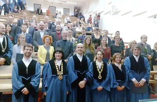 Rektor in dekani fakultet z novimi doktorji znanosti.