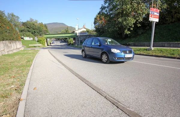 Voznica je v soboto na Cesti IX. korpusa v Slokanu trčila v kolesarja in njegovo hčerko.