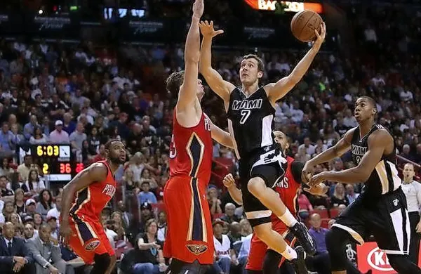 Goran Dragić (z žogo) bo po novi pogodbi pri Miamiju v tej 
sezoni zaslužil 14,8 milijona dolarjev. 
