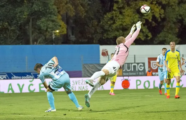 Domžalski vratar Nejc Vidmar na dvoboju z Novogoričani 
sicer ni imel veliko dela, a ga je opravil zbrano. 