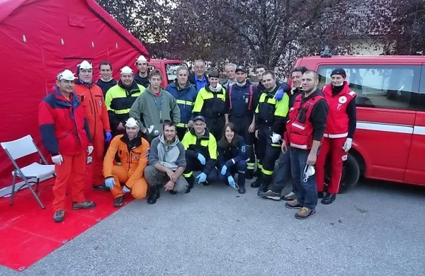 Novogoriška ekipa pred šotorom v Dobovi 
