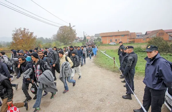 Primorske novice po poteh beguncev: na hrva&scaron;ki strani meje so dobro organizirani