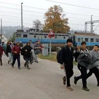 Begunce na poti od vlaka do meje s Slovenijo spremljajo 
hrvaški policisti.