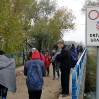 Pot proti Sloveniji vodi čez most.