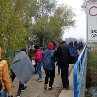 Primorske novice po poteh beguncev: na hrva&scaron;ki strani meje so dobro organizirani