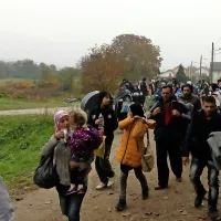 Primorske novice po poteh beguncev: na hrva&scaron;ki strani meje so dobro organizirani