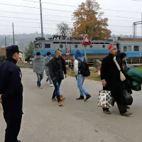 Primorske novice po poteh beguncev: na hrva&scaron;ki strani meje so dobro organizirani