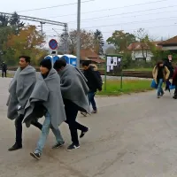 Primorske novice po poteh beguncev: na hrva&scaron;ki strani meje so dobro organizirani