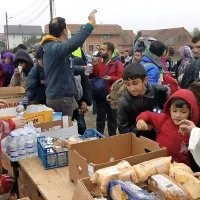 Humanitarni delavci begunce oskrbijo z vodo, kruhom, 
mlekom ...