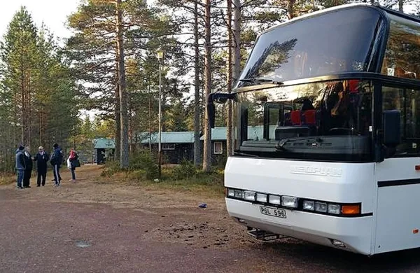 Skupina beguncev, ki je prispela na Švedsko, že dva dni noče 
izstopiti z avtobusa, ker je vas, kjer jih želijo namestiti, preveč 
izolirana in ker je tam preveč mrzlo. 
