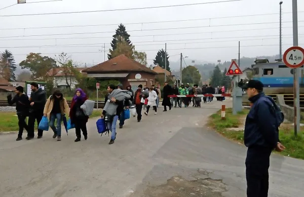  Vseh enajst držav, ki so se udeležile nedeljskega mini vrha o 
begunski krizi v Bruslju, je v skladu z dogovorom do danes 
imenovalo kontaktne točke za izmenjavo informacij v zvezi s 
krizo.