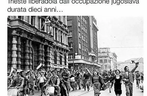Ob 61-letnici dokončne priključitve Trsta Italiji je italijanski 
dnevnik La Repubblica objavil fotografijo z nadnapisom, ki 
“pojasnjuje”, da so italijanski bersaljerji 26.oktobra 1954 
vkorakali v Trst in ga osvobodili po desetletni jugoslovanski 
okupaciji. 