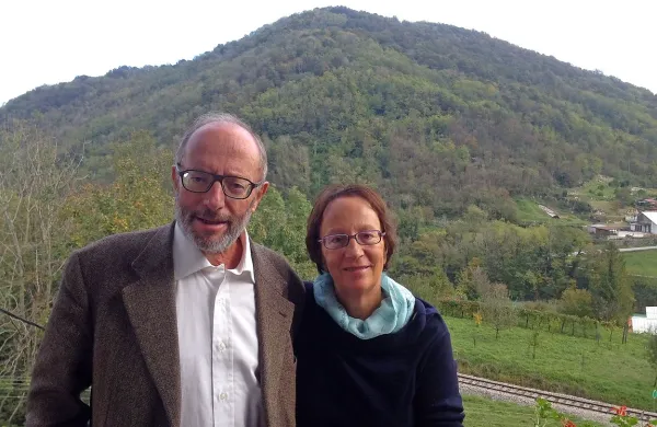 Predstavitve slovenskega prevoda knjige njunega očeta 
Giacinta De Carolija sta se udeležila tudi njegova otroka; sin 
Lorenzo in hči Maria Luisa (Plava) De Caroli, ki je tudi 
soavtorica knjige. 