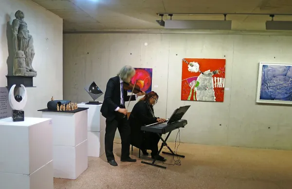 Imenitno  razstavo likovnih ljubiteljev Goriške sta med občinstvo pospremila pianistka Maja Tajnšek in violinist Branko 
Brezavšček.