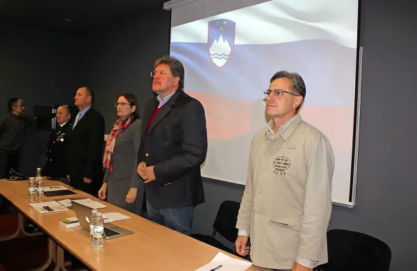 Igor Bavčar je v Pivki (ob njem Andreja Valič Zver in Tone Krkovič), kjer je sodeloval na okrogli mizi 
o slovenski osamosvojitvi,  povedal, da je zdravstveno v bistveno boljši kondiciji, kot je bil.