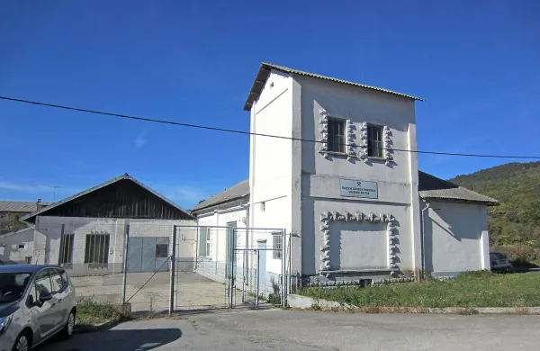Kompleks rudarskih poslopij v Famljah bodo vendarle začeli obnavljati. Občina Divača prek 
razpisa išče gradbenika, ki bi rekonstruiral ostrešje in na novo prekril streho.    

