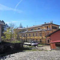 V Famljah stanovalci obnavljajo tudi del strehe    stavbe nekdanje uprave rudnika, v kateri so 
zasebna stanovanja. Tudi ta stavba je pod kulturnovarstveno zaščito.     