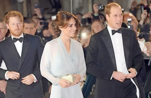 Princ Harry, cambriška vojvodinja Kate Middleton in princ 
William (z leve)