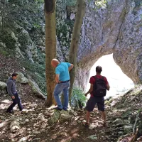 Pot po robu Gore in slikovito Otliško okno v vabita v vseh 
letnih časih.  