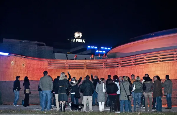 Na prelomu desetletja so varčevalni ukrepi v Hitu in nasprotovanje SIDS privedli do stavke krupjejev (na fotografiji). 
Danes se zgodba nadaljuje na sodiščih.