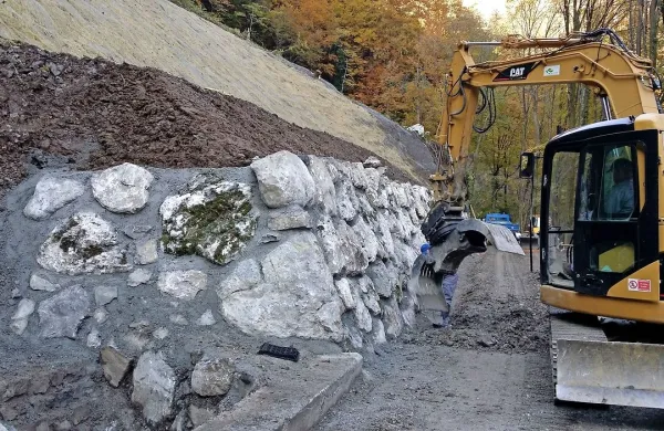 Saniranje podora nad cesto bo izvajalec Roman Zuza  kmalu končal, čakajo pa še posegi pod cesto, kjer je zemljina zdrsnila  
pred dnevi.