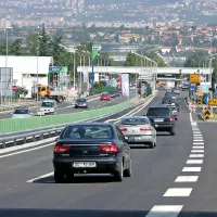 Leta 2013  je državno cesto na  Škofijah vsak dan prevozilo 16.617 vozil, medtem ko so jih na hitri cesti v dolini (na fotografiji) 
v enakem obdobju našteli “le” 16.373.