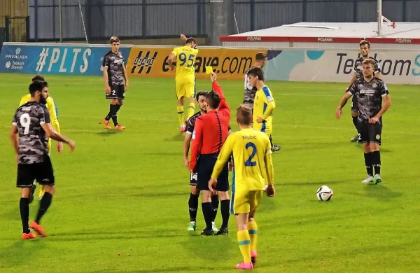 Domžalčani in Koprčani na prvi tekmi dolgo niso zadeli in ko 
je že kazalo, da se bosta ekipi razšli brez zmagovalca, so si 
boljši položaj pripravili gostje.