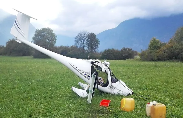 Pilot je šele po pristanku  ugotovil, da je v Sloveniji. Leta ni 
prijavil niti italijanski kontroli zračnega prometa. 