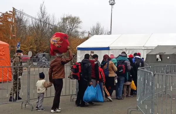 Begunce spuščajo v nastanitveni center postopoma v manjših skupinah.