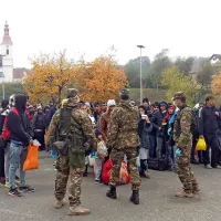 Vojaki skrbijo, da družine ostajajo skupaj, prevajalec pa daje 
beguncem navodila v arabščini.