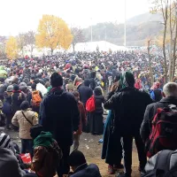 Na slovensko-avstrijski meji čaka na prehod v Avstrijo že 
približno 2000 ljudi.