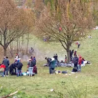 Na slovensko-avstrijski meji čaka na prehod v Avstrijo že 
približno 2000 ljudi.