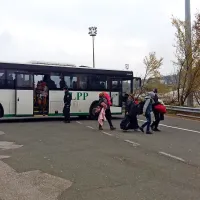 Iz Celja je v Šentilj dopoldne prispelo deset avtobusov 
beguncev.