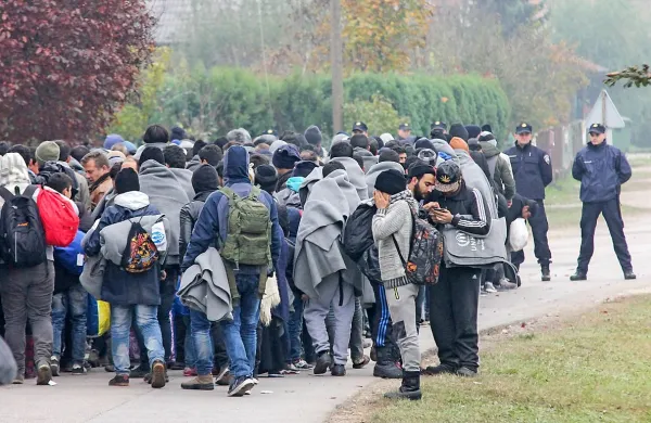 Od ponedeljka zvečer do torkovega jutra je v Slovenijo prišlo 
več kot 8000 migrantov, kar presega število vojakov v 
Slovenski vojski.