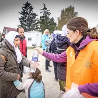Pred mostom so begunce in migrante čakali hrvaški prostovoljci. Na svoji mizi so imeli dovolj hrane in pijače, da so 
lahko oskrbeli vsakega, ki je prosil zanju.