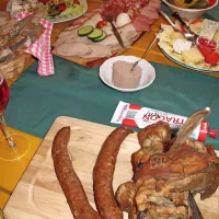 Po objavi poročila o povezavi  mesnin z obolevanjem za 
rakom bodo potrošniki bolj pazljivo prebirali deklaracije, kjer 
je označena morebitna vsebnost aditivov v izdelkih.