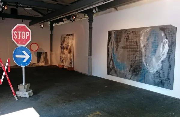 Razstavo Še gradimo za vas! dopolnjuje tudi instalacija On 
site, ki je sestavljena iz serije slik On the Grid Maše Gala.