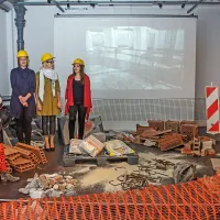Nina Jeza (levo) je kuratorka razstave, ki so jo postavile Sara 
Hostnik, Ana Legčević in Maša Gala. Gre za instalacijo 
mirujočega gradbišča v umetniški galeriji.