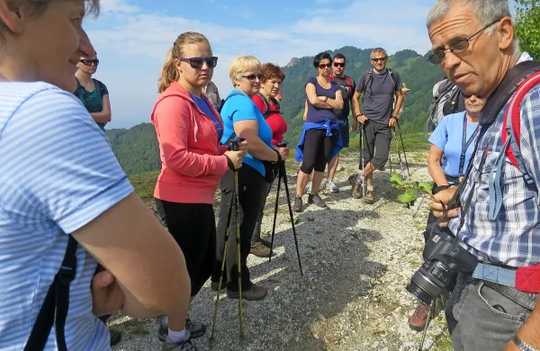 Dr. Jože Bavcon (desno) na botaničnem pohodu na novaški vrh Kopa.