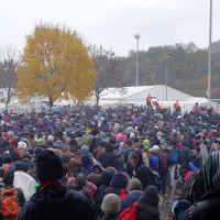 Žalostni obraz Šentilja je dvatisočglava množica, nagnetena 
tik ob meji. 