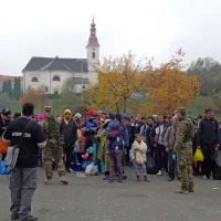 Pri vstopanju v nastanitveni center sta vladala mir in red, le 
vrste niso bile tako ravne, kot so si predstavljali slovenski 
vojaki. 