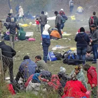 Ognji in šotori na nikogaršnjem travniku 