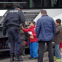  “Naravnost na nemško mejo,” so avstrijski policisti odgovorili 
na vprašanje, kam peljejo avtobusi. 